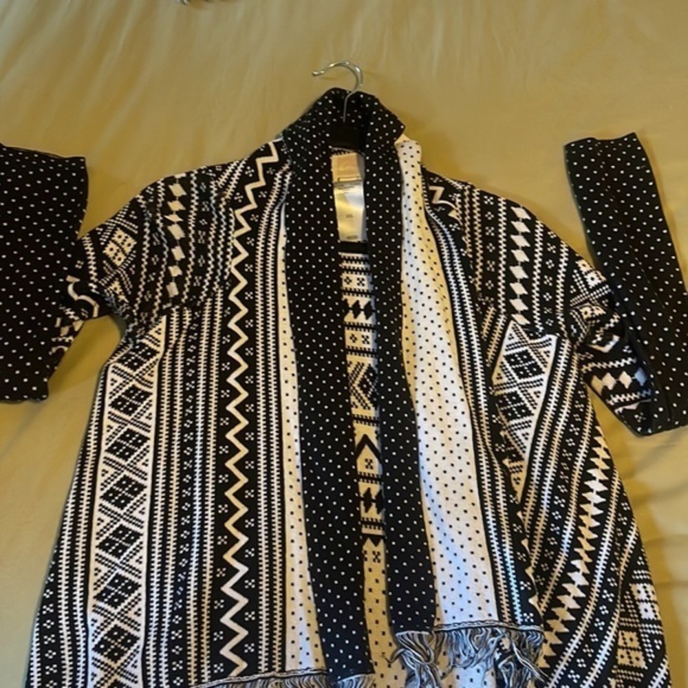 Quicksilver black and white cardigan size M